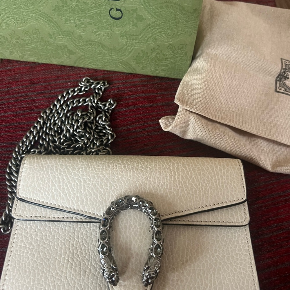 Gucci Cream Crossbody Bag with Elegant Design